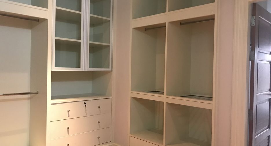 For rent 3 bedrooms apartment in Pathum Wan, Bangkok