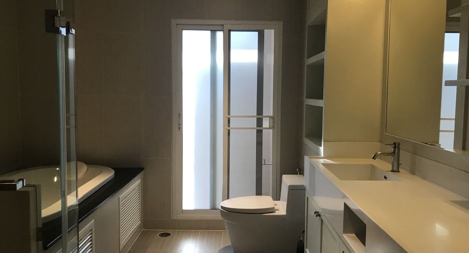 For rent 3 bedrooms apartment in Pathum Wan, Bangkok