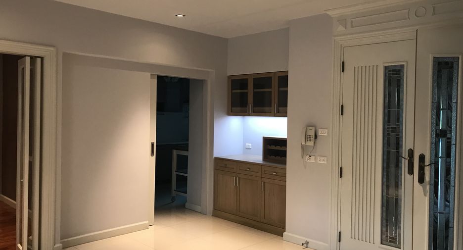 For rent 3 bedrooms apartment in Pathum Wan, Bangkok