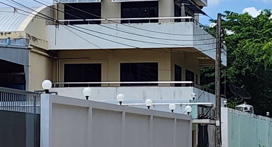 For rent 3 bedrooms house in Thawi Watthana, Bangkok