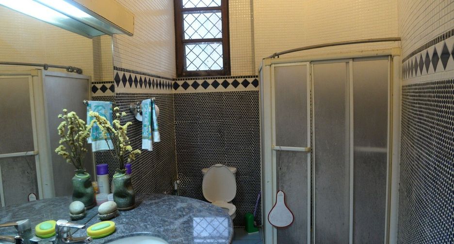 Haus zum Kauf mit 6 Zimmer in Bang Na, Bangkok