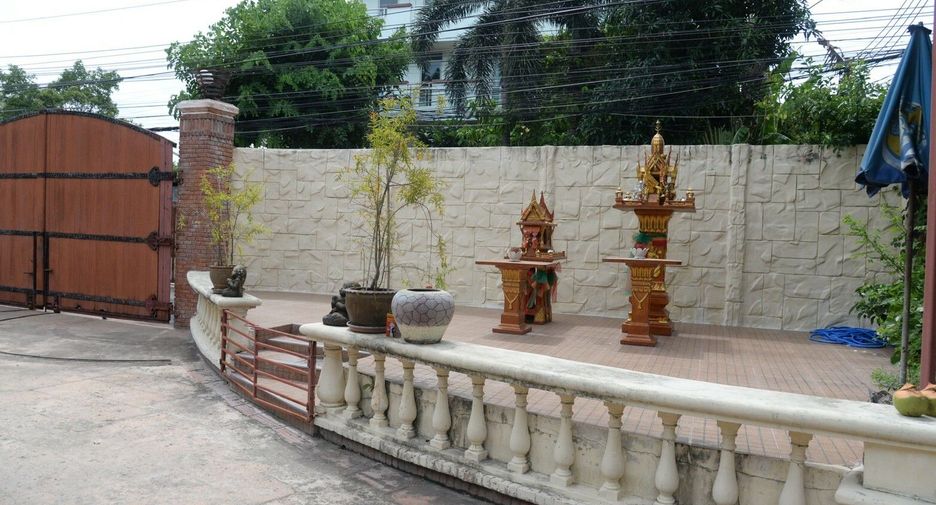 Haus zum Kauf mit 6 Zimmer in Bang Na, Bangkok