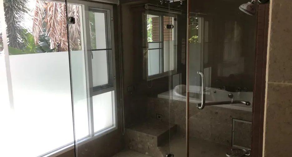 For rent 4 ベッドルーム house in Khlong Toei, Bangkok