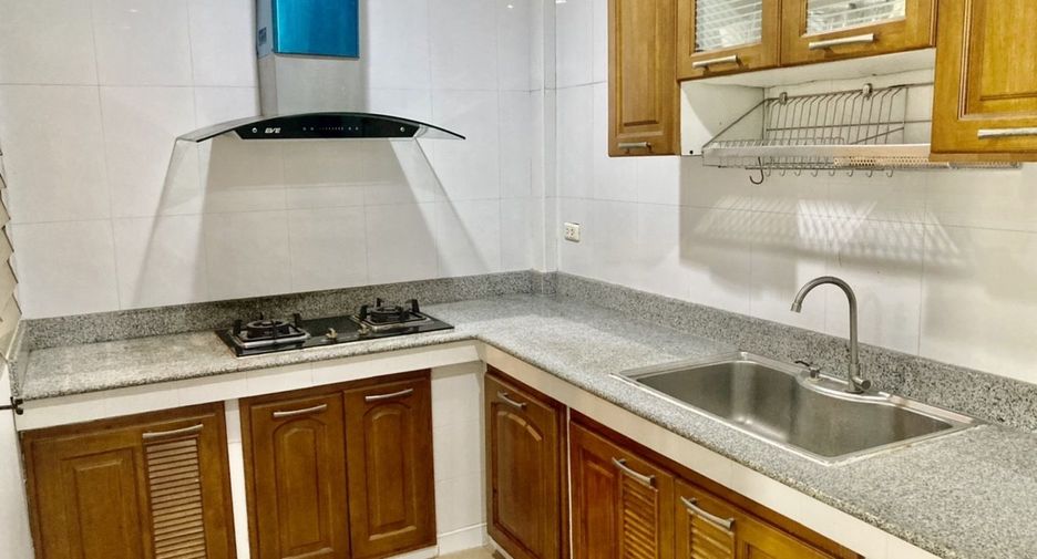 For rent 2 bedrooms townhouse in Bang Na, Bangkok