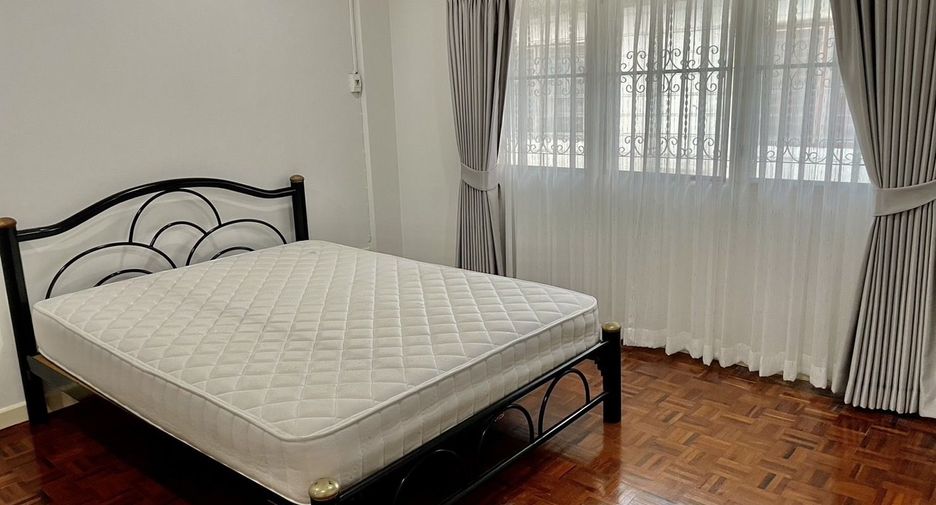 For rent 2 bedrooms townhouse in Bang Na, Bangkok