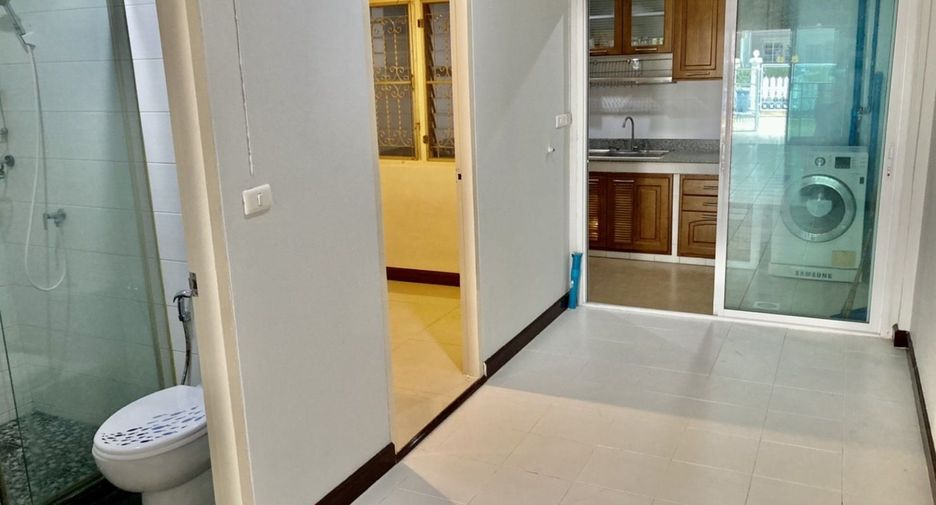 For rent 2 bedrooms townhouse in Bang Na, Bangkok