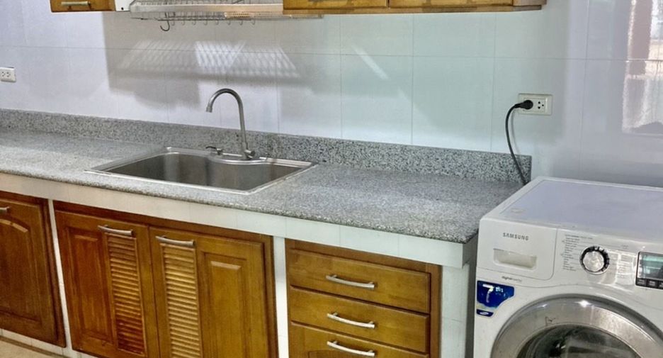 For rent 2 bedrooms townhouse in Bang Na, Bangkok