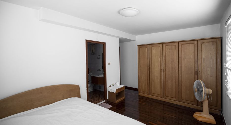 For sale 3 bedrooms condo in Yan Nawa, Bangkok