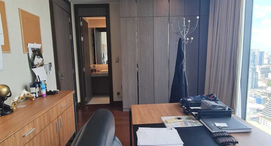 For sale 3 bedrooms condo in Khlong Toei, Bangkok