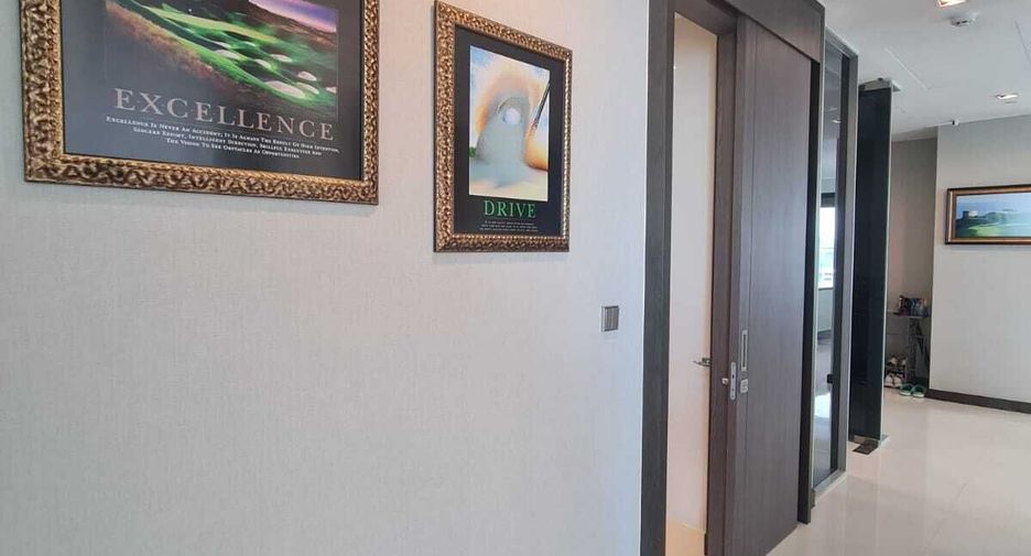 For sale 3 bedrooms condo in Khlong Toei, Bangkok