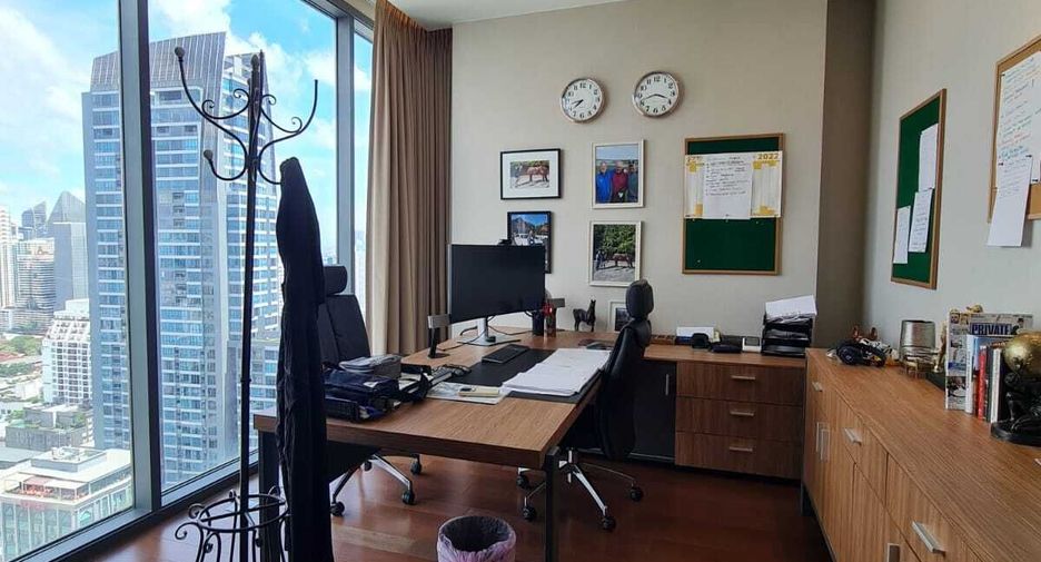 For sale 3 bedrooms condo in Khlong Toei, Bangkok