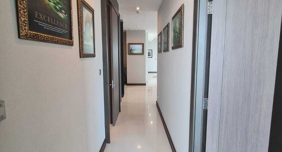 For sale 3 bedrooms condo in Khlong Toei, Bangkok