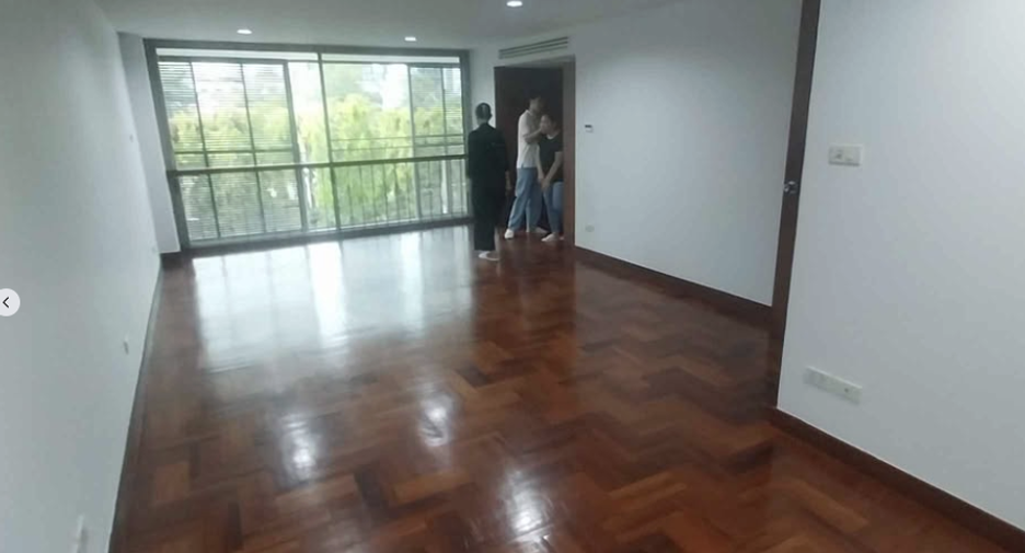 For sale and for rent 3 bedrooms townhouse in Watthana, Bangkok