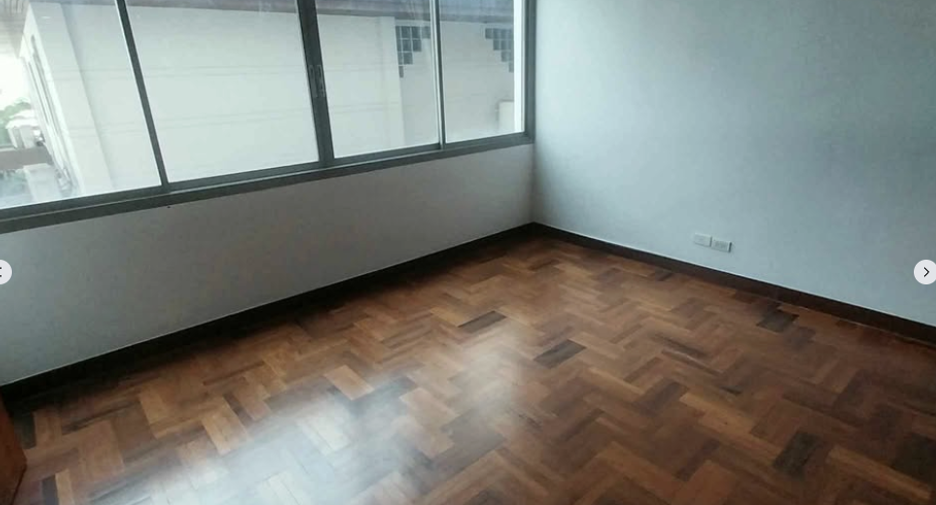 For sale and for rent 3 bedrooms townhouse in Watthana, Bangkok
