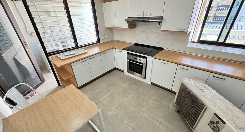 For rent 2 bedrooms apartment in Pathum Wan, Bangkok