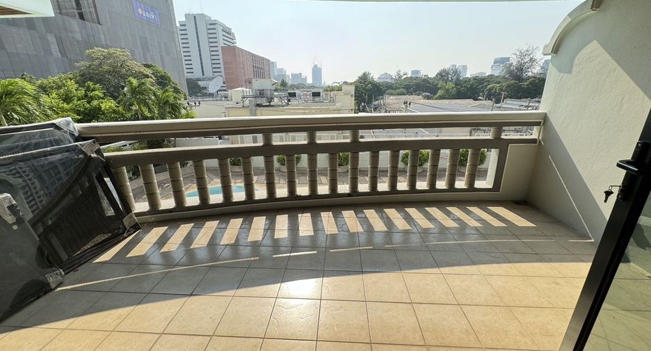 For rent 2 bedrooms apartment in Pathum Wan, Bangkok