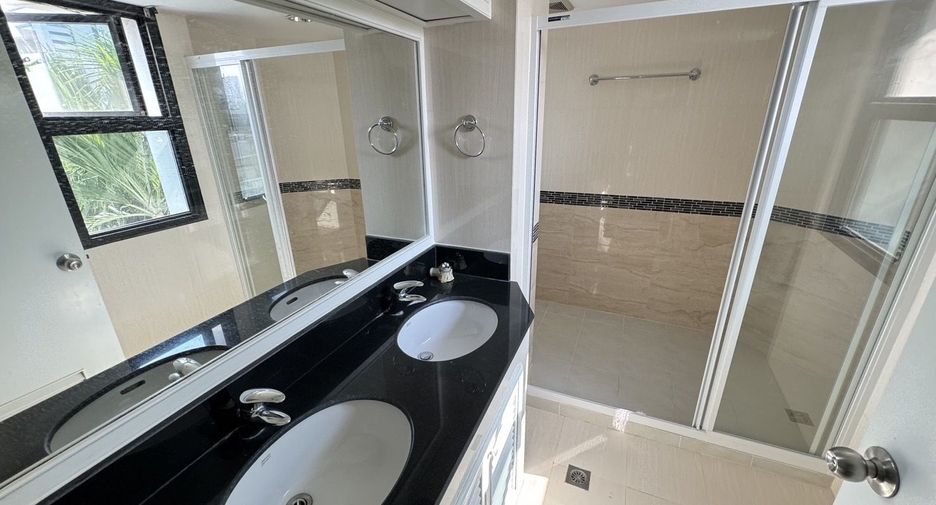 For rent 2 bedrooms apartment in Pathum Wan, Bangkok