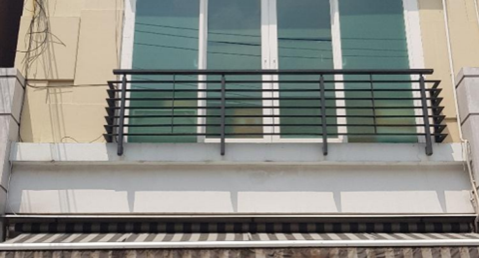 For sale 4 bedrooms townhouse in Lat Phrao, Bangkok