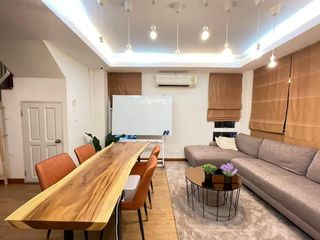 Reihenhaus zur Miete mit 4 Zimmer in Huai Khwang, Bangkok