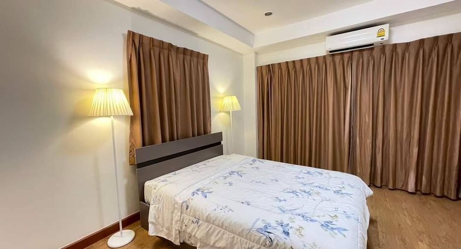 À louer 4 chambres maison de ville à Huai Khwang, Bangkok