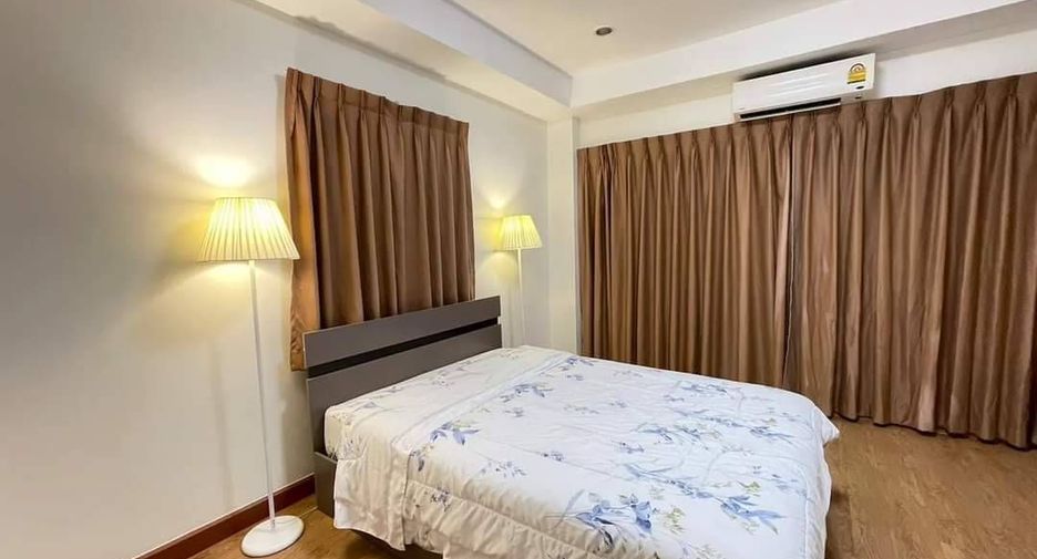 À louer 4 chambres maison de ville à Huai Khwang, Bangkok