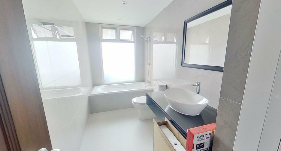 For rent 3 bedrooms condo in Khlong Toei, Bangkok