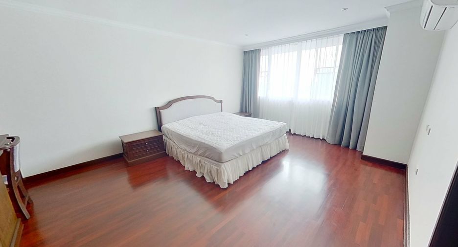 For rent 3 bedrooms condo in Khlong Toei, Bangkok