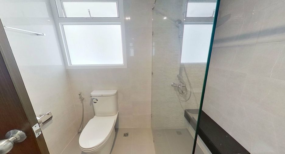 For rent 3 bedrooms condo in Khlong Toei, Bangkok