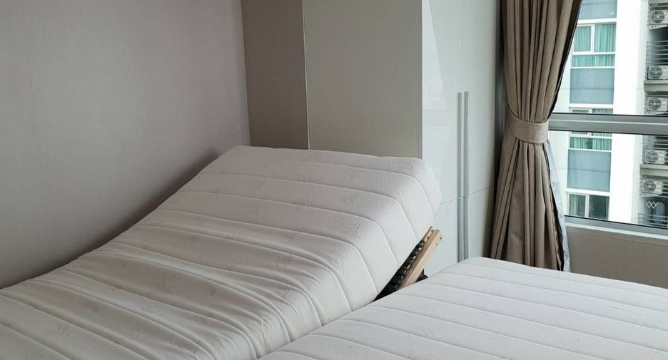 For rent 2 bedrooms condo in Huai Khwang, Bangkok