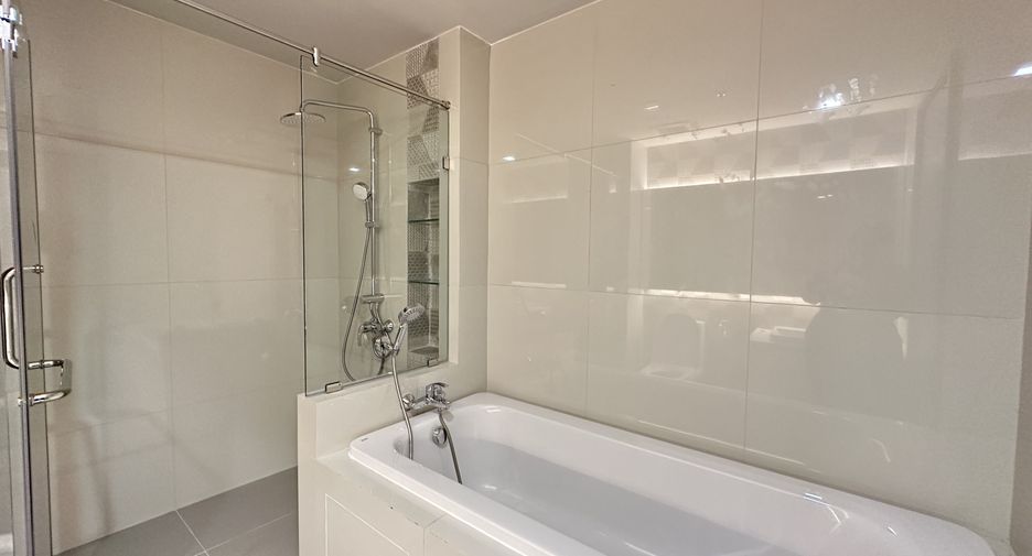 Condo en alquiler de 3 habitaciones en Khlong Toei, Bangkok