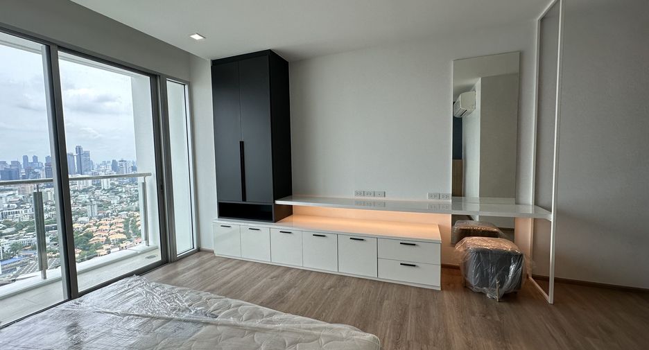 Condo en alquiler de 3 habitaciones en Khlong Toei, Bangkok