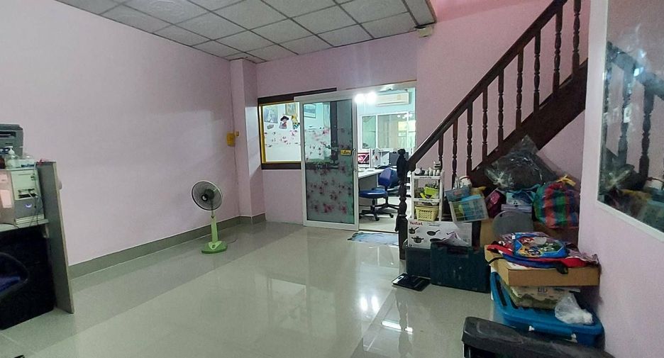 Casa adosada en venta de 3 habitaciones en Bueng Kum, Bangkok