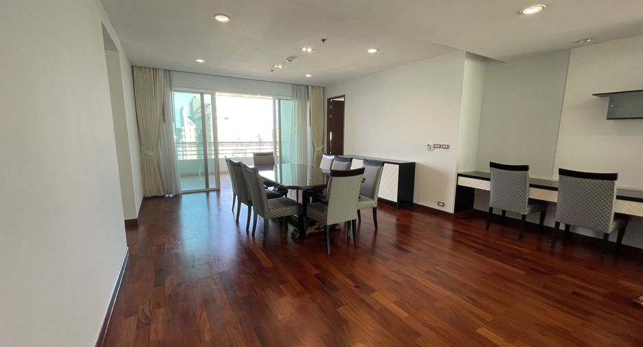 For rent 4 bedrooms apartment in Khlong Toei, Bangkok