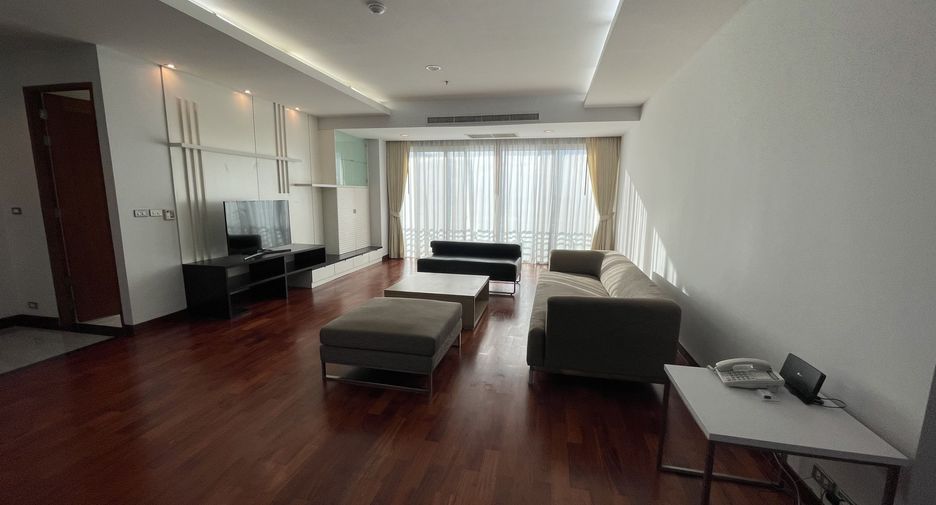 For rent 4 bedrooms apartment in Khlong Toei, Bangkok
