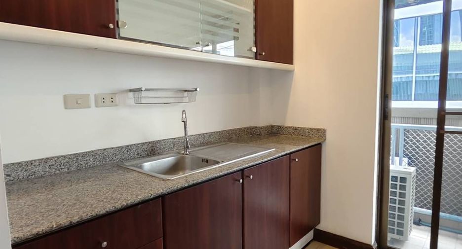 For rent 2 bedrooms condo in Pathum Wan, Bangkok
