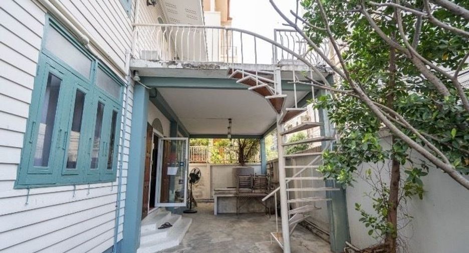 Casa en alquiler de 3 habitaciones en Khlong Toei, Bangkok