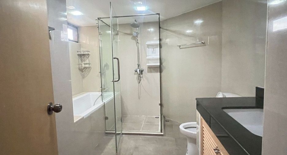 For rent 4 ベッドルーム condo in Khlong Toei, Bangkok