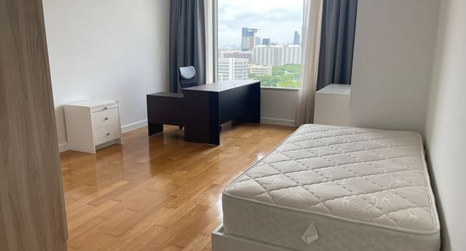 For rent 4 bedrooms condo in Bang Rak, Bangkok