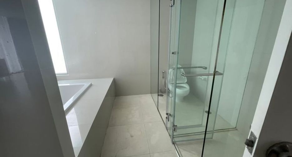For rent 4 bedrooms condo in Bang Rak, Bangkok