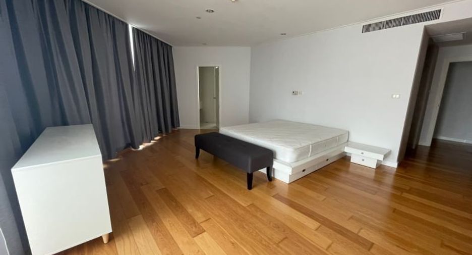 For rent 4 bedrooms condo in Bang Rak, Bangkok