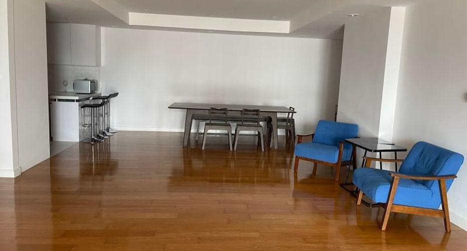 For rent 4 bedrooms condo in Bang Rak, Bangkok