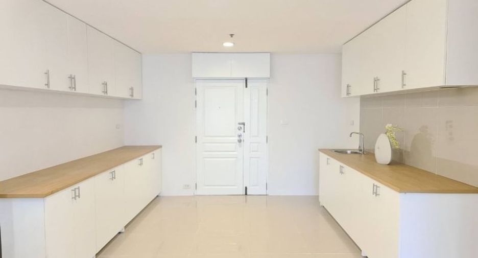 For rent 4 bedrooms apartment in Khlong Toei, Bangkok