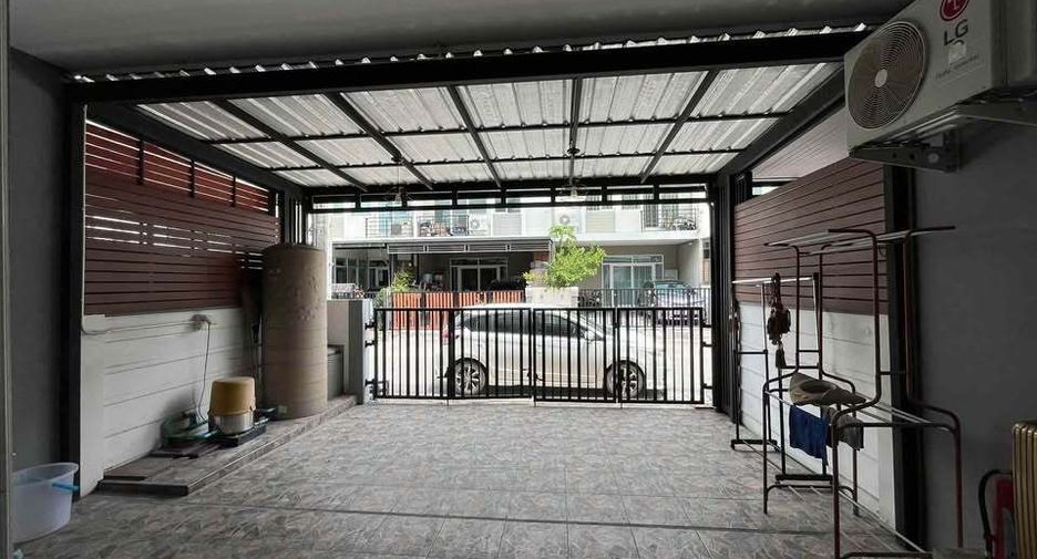 For rent 3 bedrooms townhouse in Bang Phli, Samut Prakan