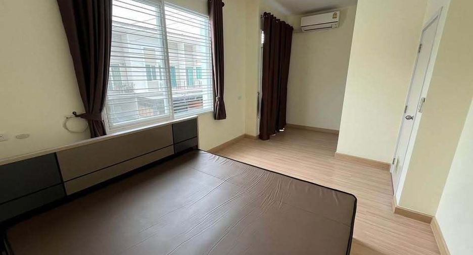 For rent 3 bedrooms townhouse in Bang Phli, Samut Prakan