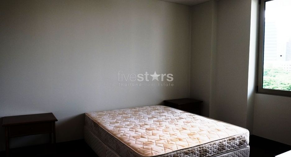 For rent 3 bedrooms condo in Pathum Wan, Bangkok