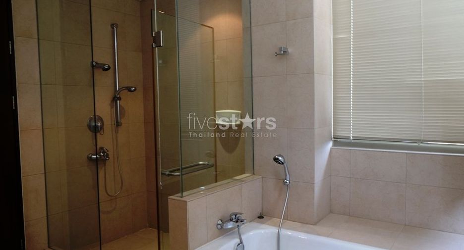 For rent 3 bedrooms condo in Pathum Wan, Bangkok