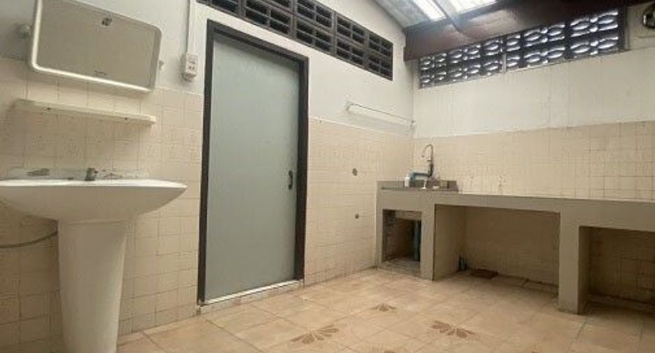 Reihenhaus zum Kauf mit 2 Zimmer in Phra Khanong, Bangkok
