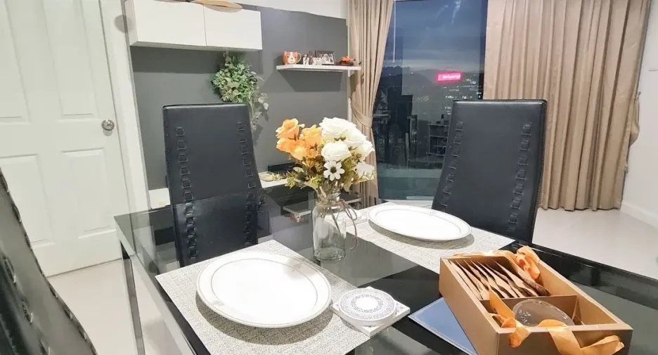 For rent 2 bedrooms condo in Huai Khwang, Bangkok
