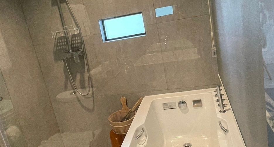 For rent 6 bedrooms condo in Pathum Wan, Bangkok