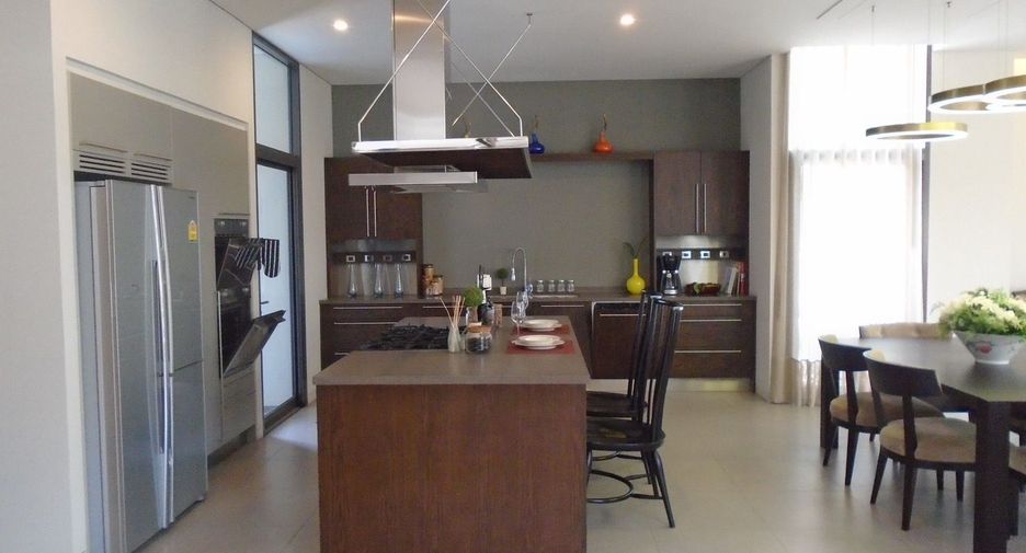 For rent 4 bedrooms villa in Watthana, Bangkok